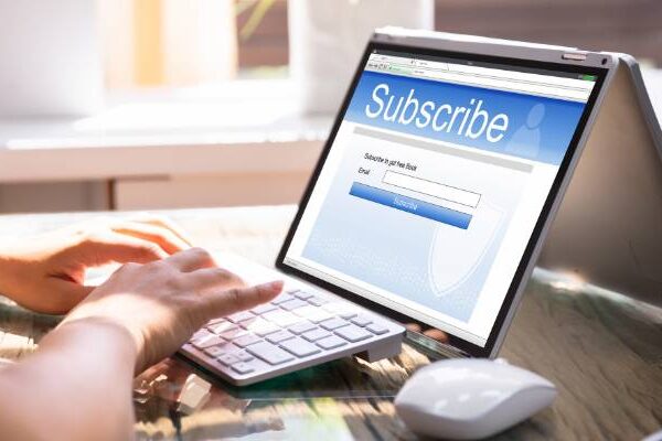 woman choosing to subscribe during her checkout process